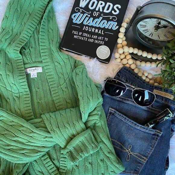Old Navy Size Medium Green Hooded cable knit sweater with large front pocket - Picture 6 of 10